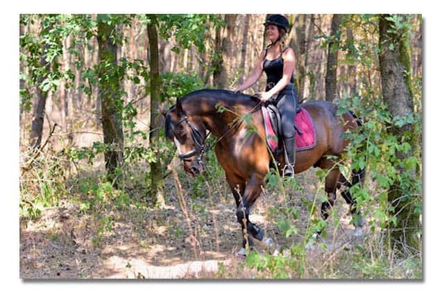 Joëlle en Dario. Samen genieten van een buitenrit.